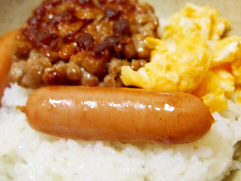 簡単！焼き納豆ソーセージ卵丼